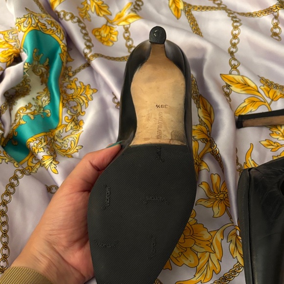 Manolo Blahnik Classic Pump - Picture 8 of 11